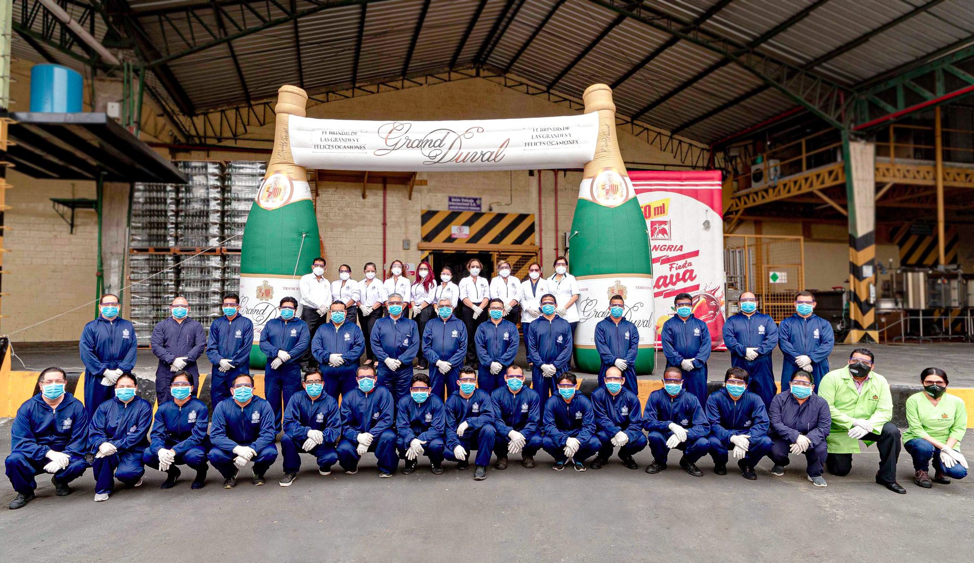 Equipo de Unión Vinícola Internacional S.A. en la planta de Guayaquil